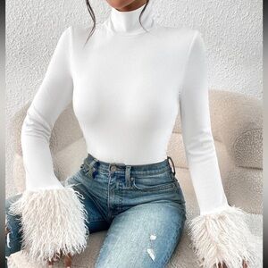 SHEIN BAE Contrast
Fuzzy Cuff Mock Neck
Bodysuit